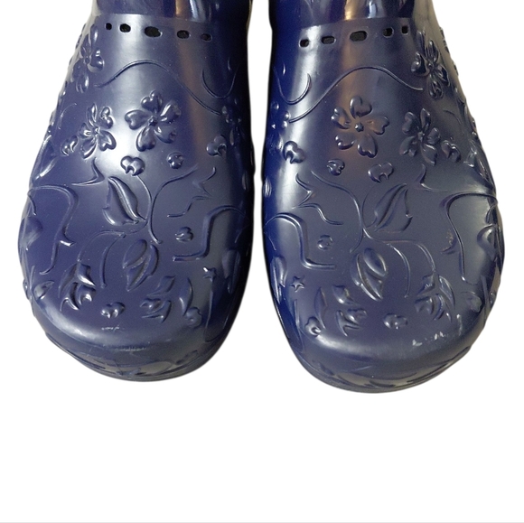 Dansko Pixie Rubber Clog Shoes Blue Embossed Tooled Floral Slip Ons Size 7 EU 37 - Picture 3 of 10